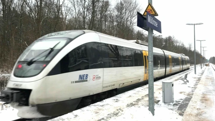 Lkw kracht in Bahnübergang – Schranke an RB36-Strecke kaputt