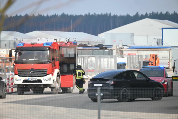 Baufahrzeug nahe Gigafactory in Brand – Trinkwasser in Gefahr?