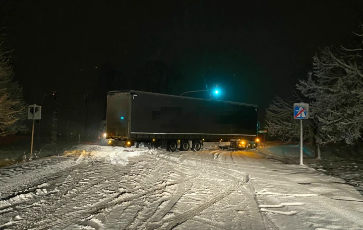 Lkw versperrt Auffahrt der Autobahn
