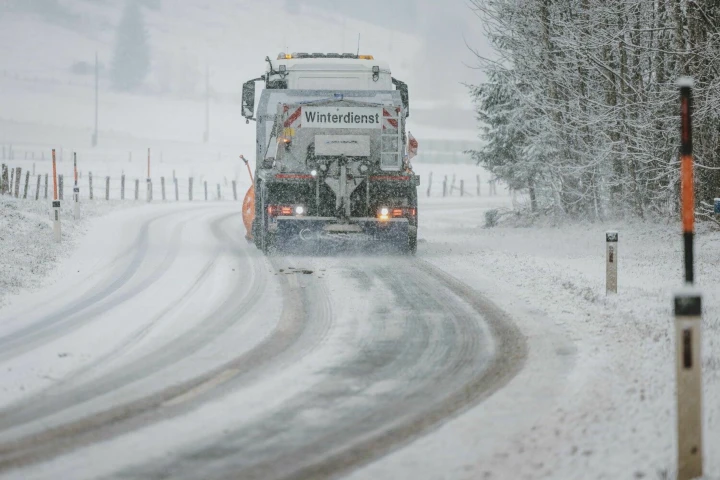 Bus prallt gegen Baum – glatte Straßen durch Schnee