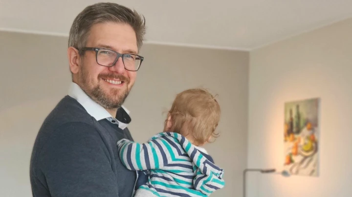 Für Eltern mit Kind – Experten checken Wahl-Versprechen