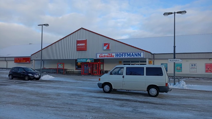 Männer überfallen Getränkemarkt in Finow